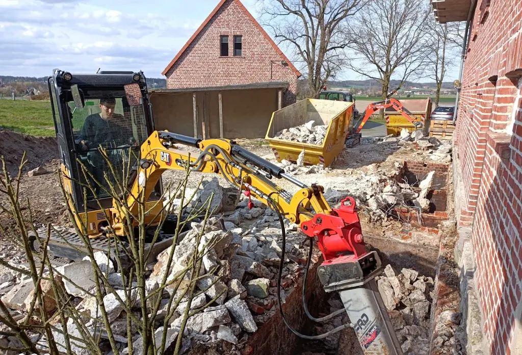 Bagger beim Abbruch eines Anbaus