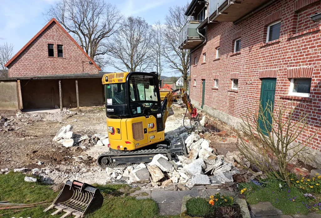 Abbruchmaterial vor einem Wohnhaus