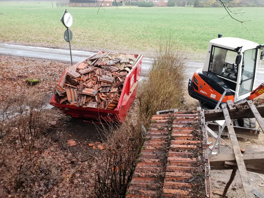 Container mit Abbruchmaterial und Radlader