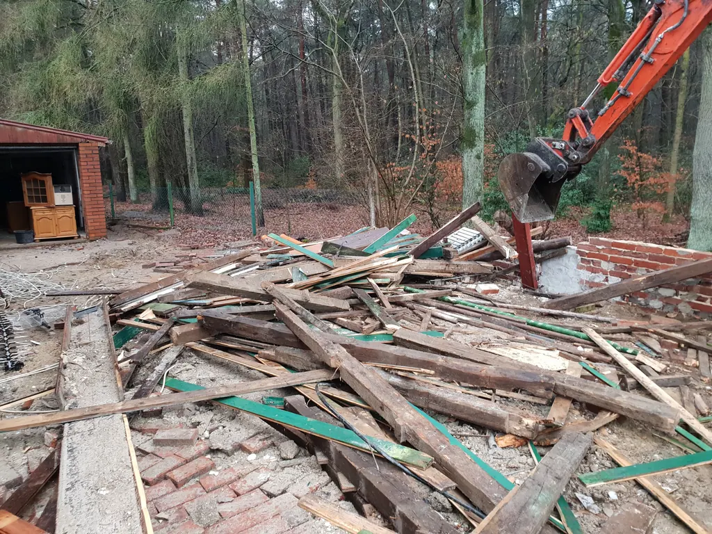 Holz und Bauschutt nach dem Rückbau