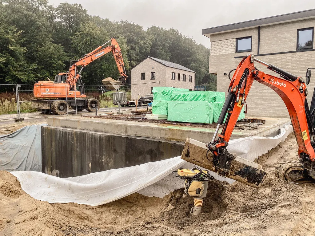 Zwei Bagger an einer Baugrube für einen Neubau