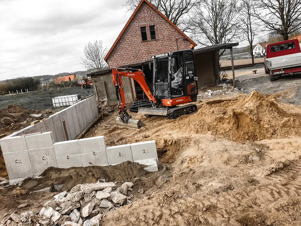 Minibagger auf einer vorbereiteten Fläche