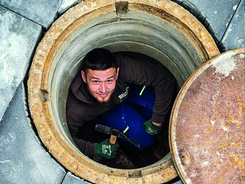Mitarbeiter im geöffneten Schacht